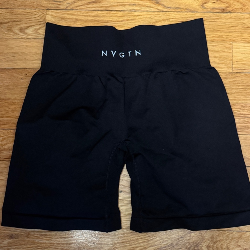 NVGTN Women's Black Solid Seamless Shorts